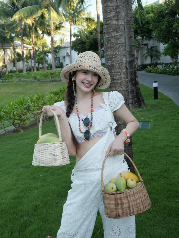 Loạt ảnh nhanh chóng gây chú ý, nhận hàng nghìn lượt tương tác sau thời gian ngắn đăng tải. Bên dưới bài viết, khán giả để lại bình luận khen Minh Hằng giữ vóc dáng thon gọn, làn da khỏe khoắn và phong cách trẻ trung.