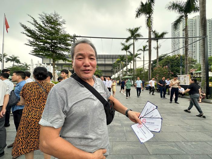 Vừa cầm trên tay tấm vé sau gần một giờ chờ đợi, ông Trần Lê Tiến (trú phố Phan Đình Phùng, Hà Nội) không giấu được sự phấn khởi. Ông Tiến cho biết: “Tôi rất mong chờ được tận mắt xem quy hoạch của Hà Nội trong 100 năm tới. Đây là cơ hội hiếm có để người dân hiểu rõ thành phố sẽ phát triển như thế nào”, ông cho biết.