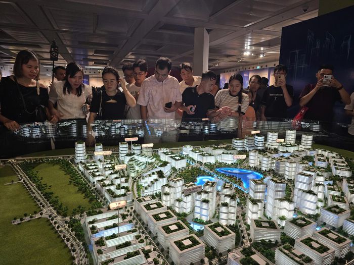 Lý giải việc nhiều người phải xếp hàng nhận vé dù triển lãm mở cửa miễn phí, ông Đà cho hay việc phát vé không nhằm hạn chế khách tham quan mà để kiểm soát số lượng người vào theo từng khung giờ, tránh tình trạng tập trung quá đông trong không gian trưng bày.