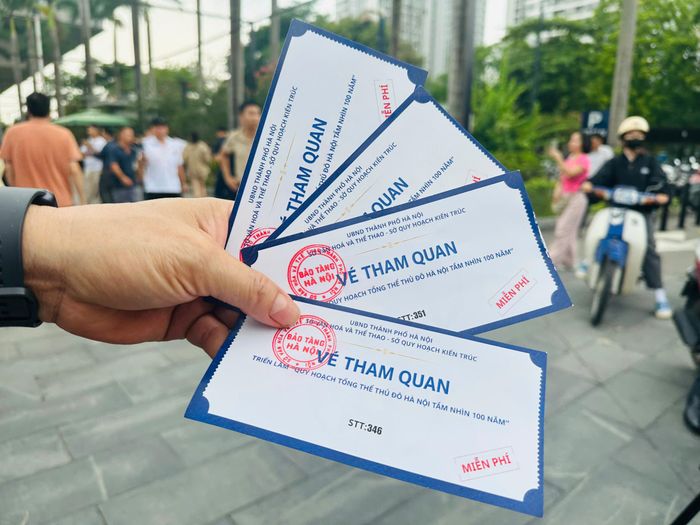 Ông Tiến bày tỏ: “Tôi rất ủng hộ chủ trương quy hoạch của thành phố vì đây là việc cần thiết để Hà Nội phát triển lâu dài. Tuy nhiên, điều người dân chúng tôi mong muốn là Đảng, Nhà nước và thành phố sẽ có những chính sách hợp lý, bảo đảm quyền lợi, đặc biệt là an sinh đối với những người yếu thế nếu thuộc diện phải di dời hoặc chịu tác động bởi quy hoạch”.