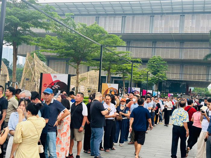 Không ít người tranh thủ ghi lại khoảnh khắc trước khi bước vào khu triển lãm được đánh giá là một trong những sự kiện quy hoạch có quy mô lớn nhất của Thủ đô.