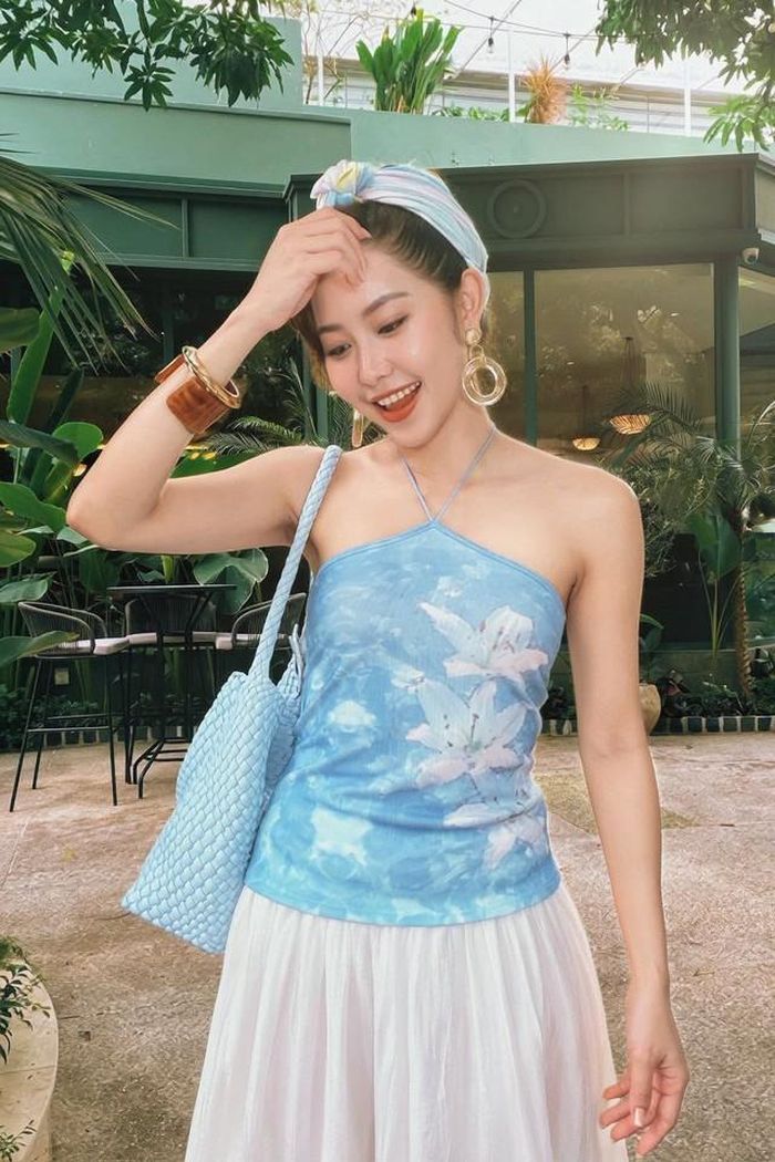 Những hình ảnh của cô nhận được nhiều lời khen cho dáng vẻ xinh đẹp cùng màn lên đồ tươi trẻ "chuẩn tiểu thư" của nữ diễn viên.