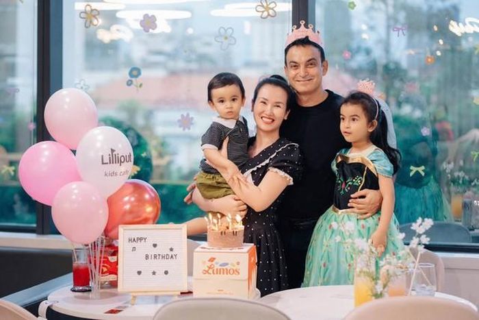 "Sinh nhật của những người trung niên hướng nội. Chỉ đơn giản là chiếc bánh kem em gái tặng, cùng hai thiên thần nhỏ cũng đủ cho ngày mừng tuổi mới đầy ấm cúng", giọng ca 36 tuổi bày tỏ.