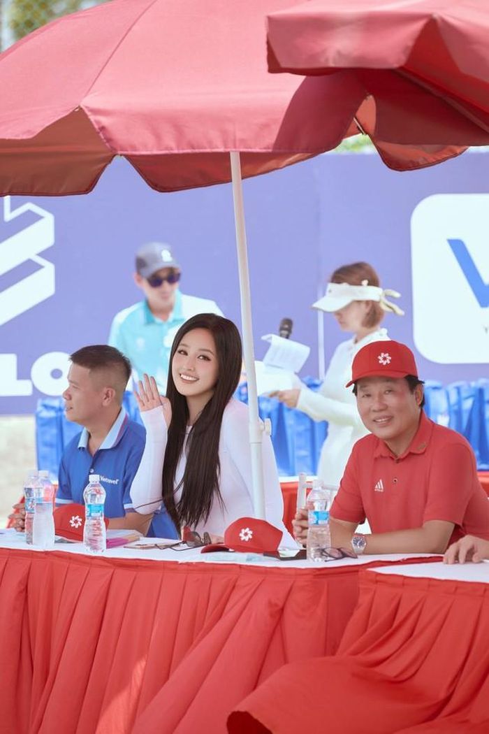Mai Phương Thúy thu hút sự chú ý bởi nhan sắc và biểu cảm tự tin, thần thái trước ống kính.