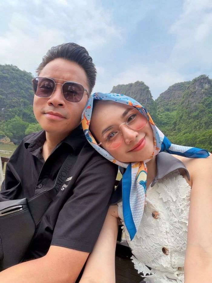 "Những ngày dài trở nên nhẹ hơn, vì em luôn ở bên, ngay cả khi anh chẳng biết phải nói rằng mình đang đuối sức", nữ diễn viên viết.