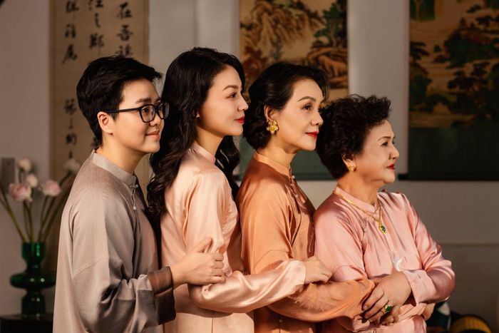Chính vì vậy, buổi chụp hình lần này không đơn thuần là lưu giữ kỷ niệm mà còn là dịp để cả gia đình cùng có những khoảnh khắc quý giá bên nhau. 4 thế hệ nhà Hồng Nhung cùng diện áo dài tông hồng pastel dịu dàng. Không gian mang hơi hướng truyền thống, ánh mắt trìu mến đã tạo nên một bộ ảnh đậm chất gia đình, nhận được nhiều lời khen từ khán giả.