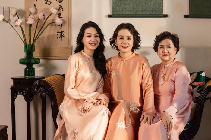 Không chỉ ghi lại khoảnh khắc hiếm hoi của đại gia đình, nữ MC còn trải lòng về những điều từng không dám nói với người thân, để rồi càng trưởng thành càng thấu hiểu giá trị của gia đình.