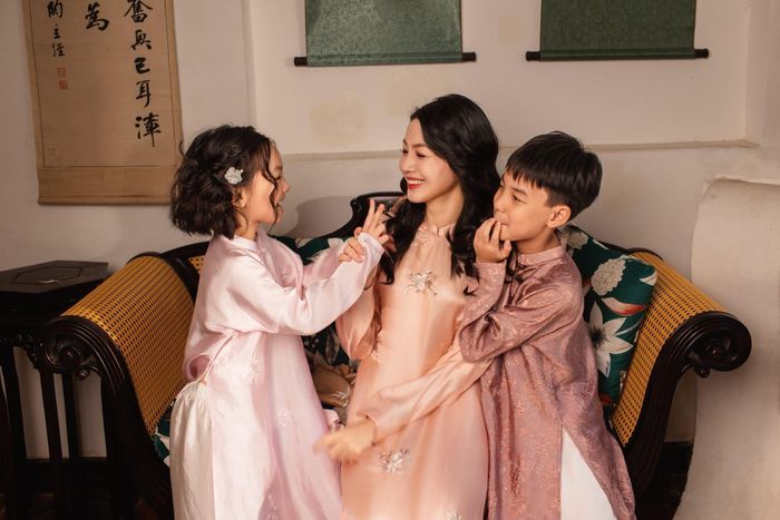 Không ít người cho biết họ nhìn thấy hình ảnh của chính mình trong câu chuyện của Hồng Nhung: càng trưởng thành càng nhận ra, gia đình luôn là nơi bình yên nhất để trở về và tình yêu thương của cha mẹ chính là món quà quý giá nhất trong cuộc đời.