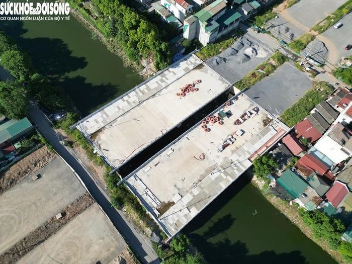 Cầu bắc qua sông Nhuệ đã lộ diện hình hài.