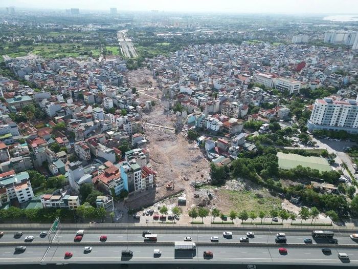 Đối với đoạn từ Vành đai 3 đến đường Văn Tiến Dũng có chiều dài hơn 3,2km, tổng mức đầu tư hơn 2.300 tỉ đồng, trong đó chi phí giải phóng mặt bằng khoảng 1.673 tỉ đồng. Tuyến được triển khai xây dựng từ nhiều năm trước, song do vướng mắc trong khâu giải phóng mặt bằng nên chậm tiến độ. Phải đến tháng 6/2026, công tác giải phóng mặt bằng mới cơ bản hoàn tất.