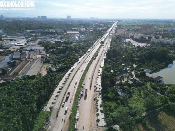 Theo UBND phường Đông Ngạc, đến nay, 100% diện tích đất nông nghiệp đã được giải phóng mặt bằng. Đối với đất ở, toàn bộ 454 hộ dân đã được kiểm đếm, vận động bàn giao mặt bằng. Nhiều hộ gia đình đã nhận được tiền bồi thường. Công tác phá dỡ đang được triển khai, dự kiến xong trong tháng 6/2026.Về công tác thi công, UBND phường Đông Ngạc cho biết, khối lượng toàn tuyến mới đạt khoảng 65%.