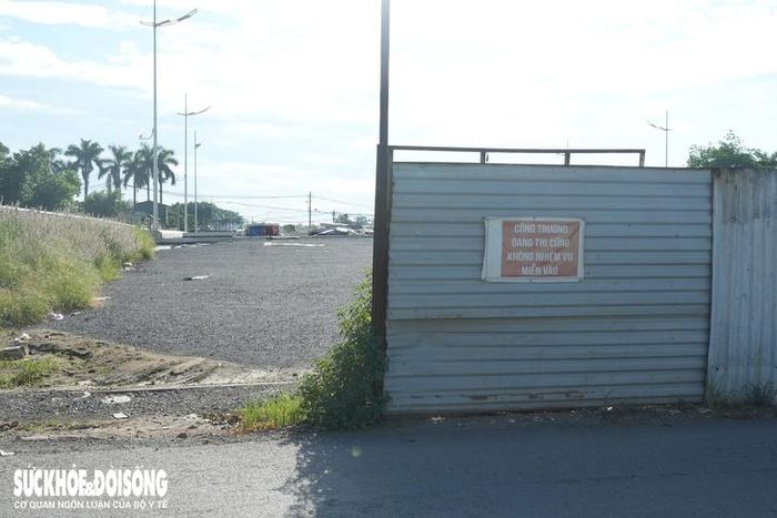 Khu vực công trường dự án tiếp giáp với đường bờ Tây Sông Nhuệ.