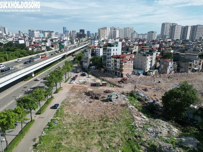 Dự kiến, tháng 8 này TP Hà Nội sẽ khởi công xây dựng hầm chui Tây Thăng Long - Vành đai 3 dài 0,92km. Vậy nên công tác giải tỏa, giải phóng mặt bằng thời gian qua đang được đẩy nhanh tiến độ để kịp bàn giao cho đơn vị thi công dự án.