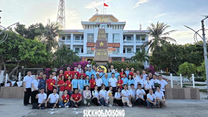 Đoàn công tác tại đảo Song Tử Tây.