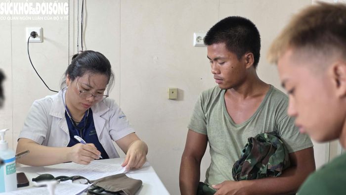 Bác sĩ nội trú Hoàng Quỳnh Huê đang còn thấm mệt vì say sóng, thấy có "bệnh nhân" bỗng tỉnh liền.
