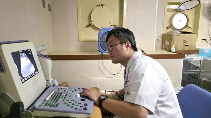 Bác sĩ Đặng Trung Hiếu - TT Tiêu hóa-Gan mật của BV Bạch Mai cũng tham gia siêu âm cho người bệnh.