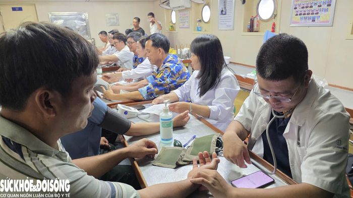 Bác sĩ Đỗ Trọng Kiên chuyên ngành Nội khoa cùng các đồng nghiệp tham gia khám sức khỏe cho quân và dân các đảo.