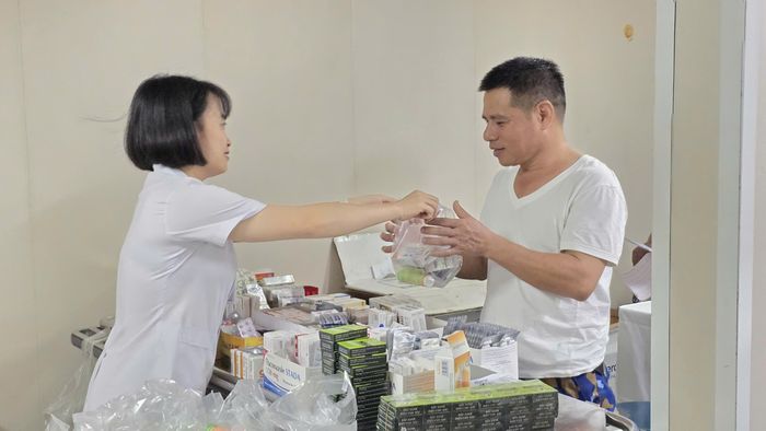 Sau khám, mỗi chiến sĩ sẽ được cấp phát thuốc theo y lệnh hoặc thuốc bổ cho sức khỏe.