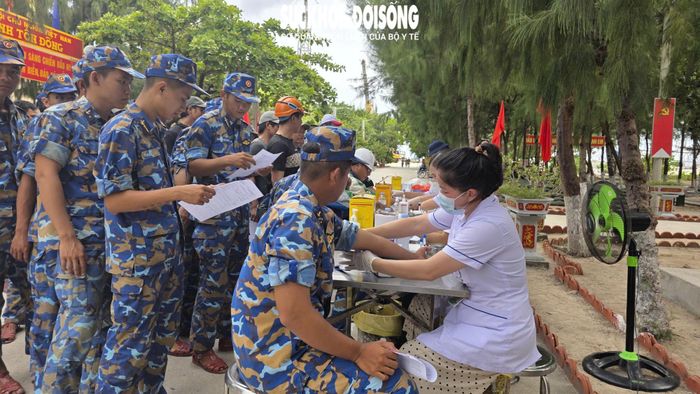 Ngày ngày cứ 5h30, kíp xét nghiệm có mặt tại đảo để làm việc.
