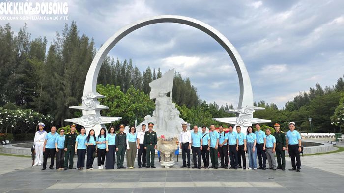 Đoàn dâng hương tại Đài tưởng niệm chiến sĩ Gạc Ma ở Cam Ranh.
