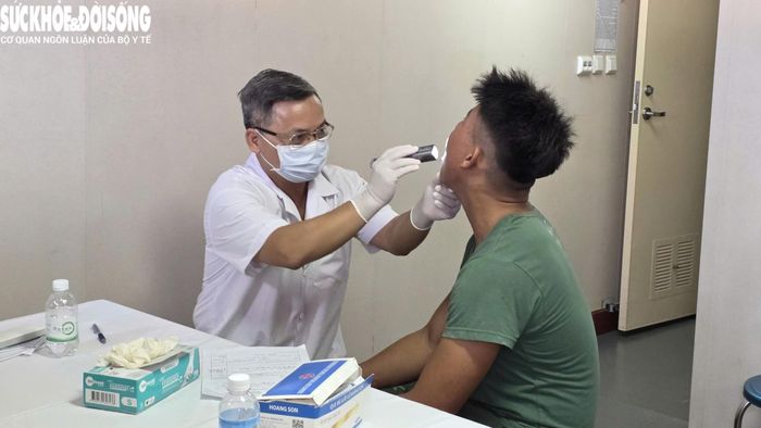 Bác sĩ Huỳnh Trung Tuần hăng hái, tích cực và đầy năng lượng, làm việc quên cả thời gian.