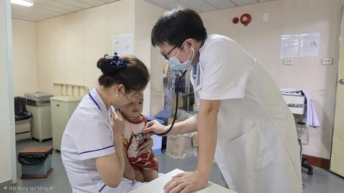 Bác sĩ BV Bạch Mai kiểm tra sức khỏe cho bé trai được sinh ra tại đảo Sinh Tồn.