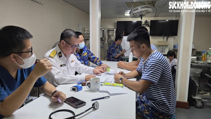 Nhóm bác sĩ Viện Y học hải quân đọc kết quả tình trạng sức khỏe của các chiến sĩ sau khám.