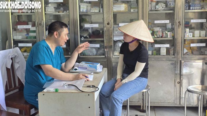 Bác sĩ Kiên đến từ BV Phụ sản Hà Nội tư vấn người dân đảo Song Tử Tây cách chăm sóc sức khỏe sinh sản.