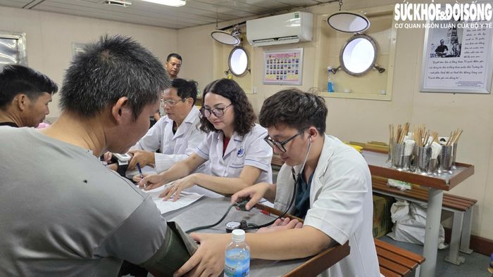 Chàng bác sĩ trẻ nhất đoàn công tác đến từ Bệnh viện Phụ sản Hà Nội khi vắng bệnh nhân nữ đến khám, sang tham gia đo huyết áp cho người dân.