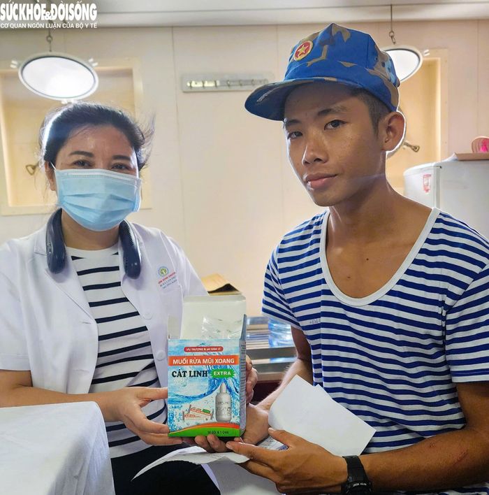 Bác sĩ Hà Lan Phương mang những lọ muối sinh lý từ đất liền theo chuyến công tác, tặng các chiến sĩ sau khi khám.