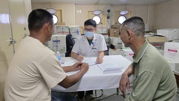 Một trong những gương mặt trẻ của đoàn bác sĩ BV Bạch Mai hăng hái, nhiệt huyết được cống hiến, góp sức mình nơi đảo xa.