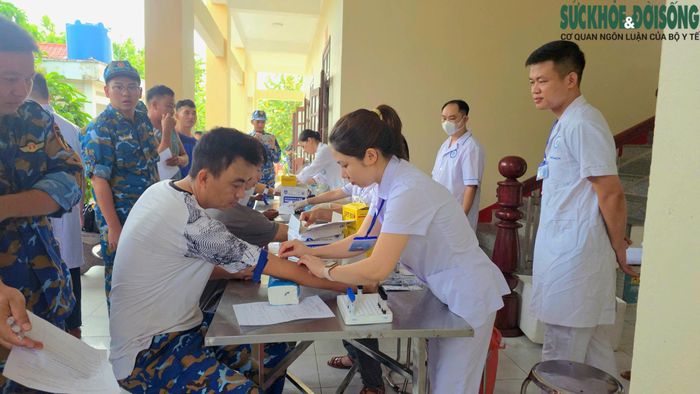 Sự ân cần và trách nhiệm của y bác sĩ đã xoa dịu nỗi vất vả nơi đảo xa của các chiến sĩ.