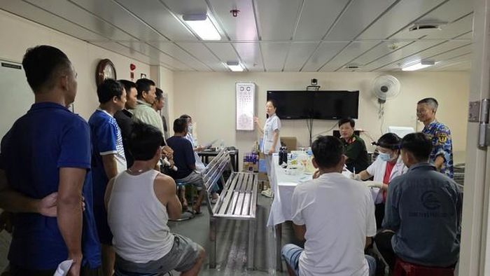 Khu khám Mắt, Tai Mũi họng của tàu 561 luôn trong trạng thái nhộn nhịp nhất.