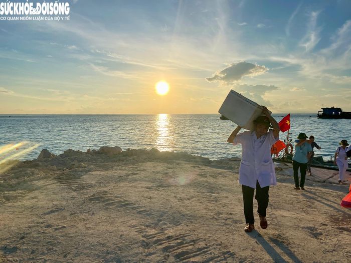Những thùng vật tư y tế được chuyển từ xuồng ca-nô vào đảo chuẩn bị cho việc xét nghiệm.