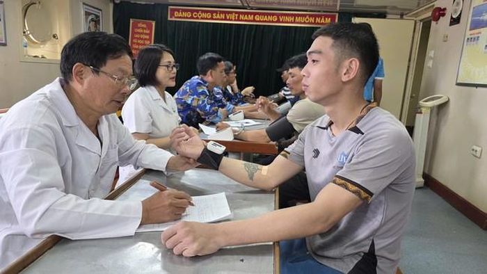 Bác sĩ nam cao tuổi nhất đoàn công tác, Vũ Mạnh Dương đến từ Ninh Bình tham gia tích cực suốt 17 ngày khám sức khỏe tại tàu 561.