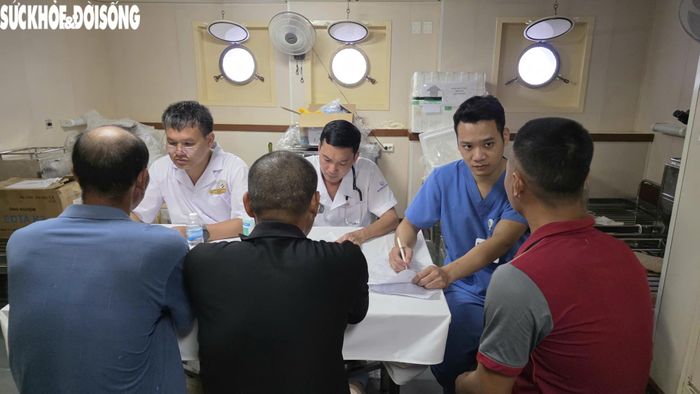 Tiến sĩ Nguyễn Hưng Đạo (Giám đốc BVĐK tỉnh Tuyên Quang) và bác sĩ gây mê Diêm Sơn (PGĐ BVĐK số 1 tỉnh Lào Cai) mặc blouse cùng đồng nghiệp BV Bạch Mai (áo xanh) đảm trách khám ngoại cho người dân.