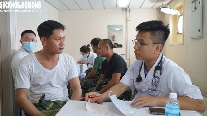 Chàng bác sĩ trẻ tận tình tư vấn cho người lính cách chăm sóc sức khỏe bản thân.