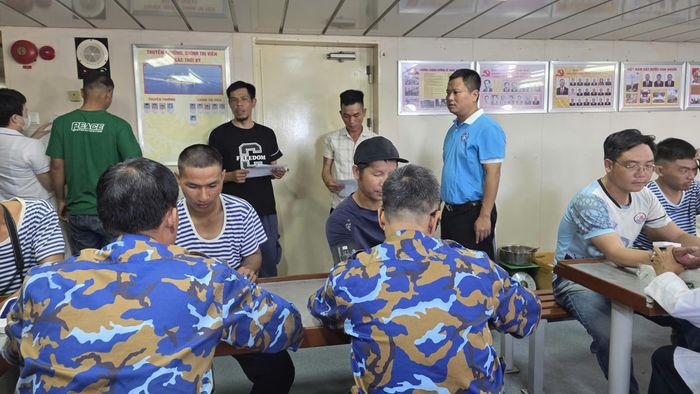 Những bạn trẻ đến từ Hội Thầy thuốc trẻ tích cực tham gia phân luồng người bệnh đến khám.