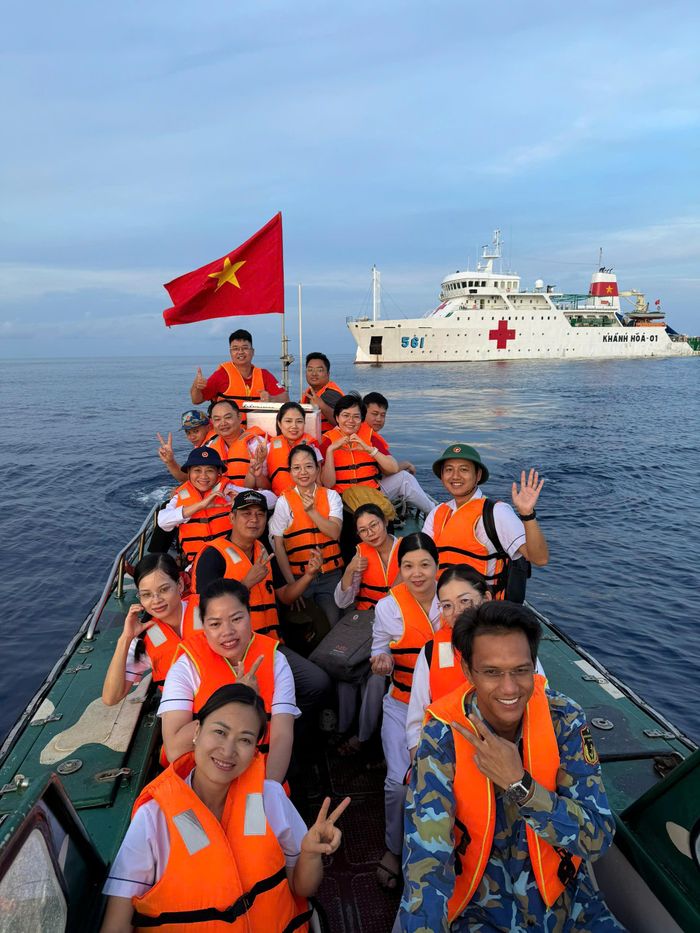 5h15, kíp xét nghiệm rời tàu 561 theo ca-nô vào đảo thực hiện công việc của ngày mới.