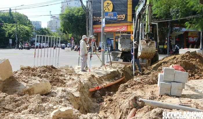 Theo chủ đầu tư, khó khăn hiện nay là mặt bằng thi công hiện chưa liên tục do vẫn còn một số hộ dân chưa bàn giao, dẫn đến phạm vi thi công bị chia cắt. Bên cạnh đó, tuyến đường Bà Triệu có lưu lượng phương tiện rất lớn, dân cư hai bên tuyến đông đúc, phần lớn hoạt động kinh doanh, buôn bán nên việc tổ chức thi công gặp nhiều khó khăn. Trong phạm vi dự án còn có nhiều công trình hạ tầng kỹ thuật ngầm như hệ thống cấp nước, điện và viễn thông...