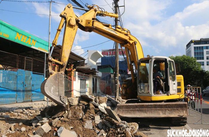 Chủ đầu tư đặt mục tiêu hoàn thành thảm bê tông nhựa mặt đường trước ngày 30/12/2026, đồng thời giải ngân 100% kế hoạch vốn được bố trí trong năm 2026.
