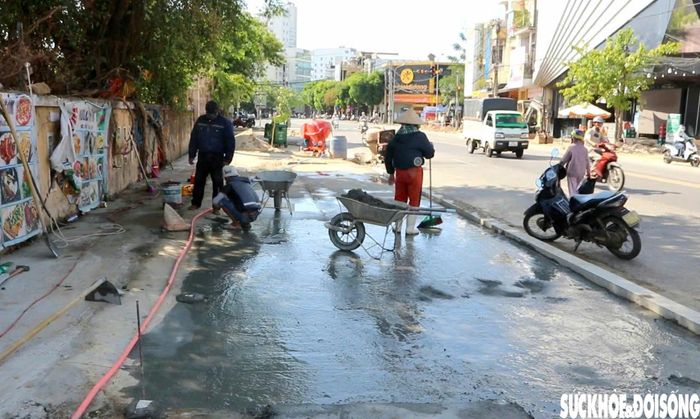 Đến nay, giá trị khối lượng thực hiện lũy kế đạt khoảng 16,73% giá trị hợp đồng, bao gồm khối lượng thi công trên hiện trường và các cấu kiện bê tông đúc sẵn được sản xuất, tập kết tại bãi đúc của công trường. Đối với các đoạn tuyến đã có mặt bằng sạch, tiến độ thi công cơ bản đáp ứng kế hoạch đề ra. Mặc dù vậy, tiến độ chung của dự án vẫn bị ảnh hưởng do còn nhiều vị trí chưa được bàn giao mặt bằng.