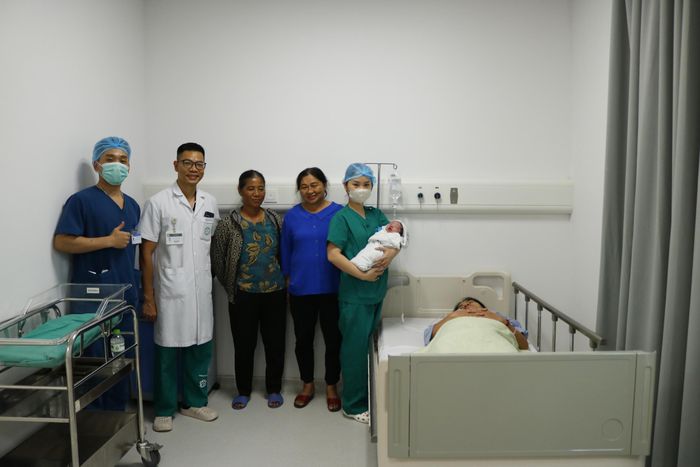 Niềm vui của các y bác sĩ và gia đình khi đón trẻ chào đời khỏe mạnh.