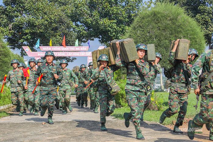 Cán bộ, chiến sĩ cơ động mang đạn vào vị trí chiến đấu. Ảnh: Lê Tiến