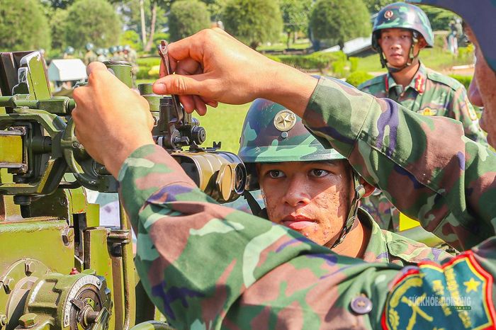 Từng thao tác kỹ thuật được bộ đội thực hiện tỉ mỉ, chính xác. Ảnh: Lê Tiến