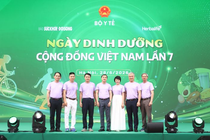 Thứ trưởng Bộ Y tế Trần Văn Thuấn, đại diện Ban Tổ chức, Ban Giám khảo và Bệnh viện Da liễu Trung ương tại Ngày Dinh dưỡng cộng đồng Việt Nam lần 7.