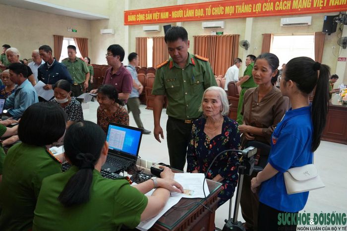 Bà Phạm Thị Vĩ hoàn tất xác thực thông tin trước khi thu nhận mẫu ADN. Với bà, đây là thêm một cơ hội để hy vọng tìm lại người thân đã hy sinh sau hơn nửa thế kỷ mong ngóng.