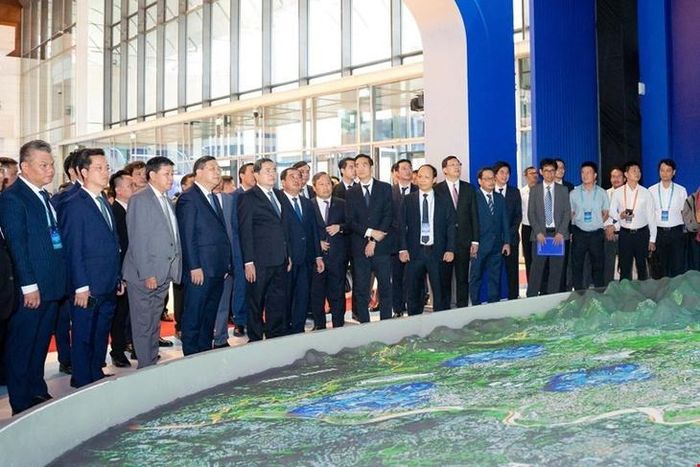 Chủ tịch Quốc hội Trần Thanh Mẫn và các đại biểu nghe giới thiệu về Quy hoạch tổng thể Thủ đô Hà Nội tầm nhìn 100 năm.