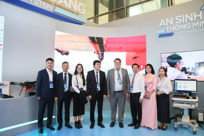 Giám đốc Sở Y tế Thành phố Hà Nội Nguyễn Trọng Diện; Giám đốc Bệnh viện Đa khoa Đức Giang Đỗ Đình Tùng cùng các địa biểu trong nước, quốc tế tại khu vực trưng bày, trình diễn các ứng dụng công nghệ số và y tế thông minh, giới thiệu những thành tựu nổi bật trong chuyển đổi số của ngành Y tế Thủ đô.