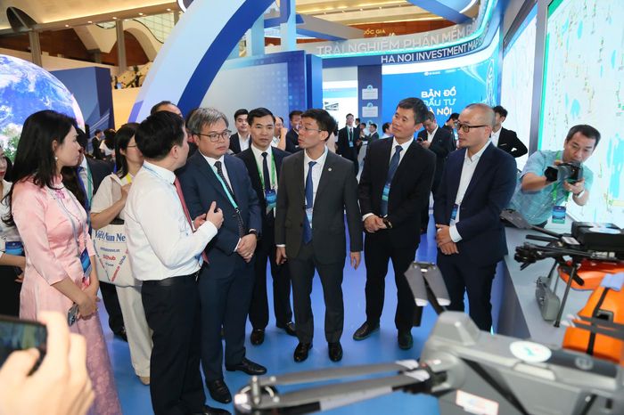 Các đại biểu tham quan các mô hình y tế thông minh, đổi mới sáng tạo của ngành y tế Hà Nội.